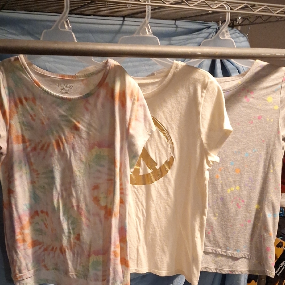 The Children's Place Tie-Dye, Gold, and Speckled T-Shirt Trio G.3